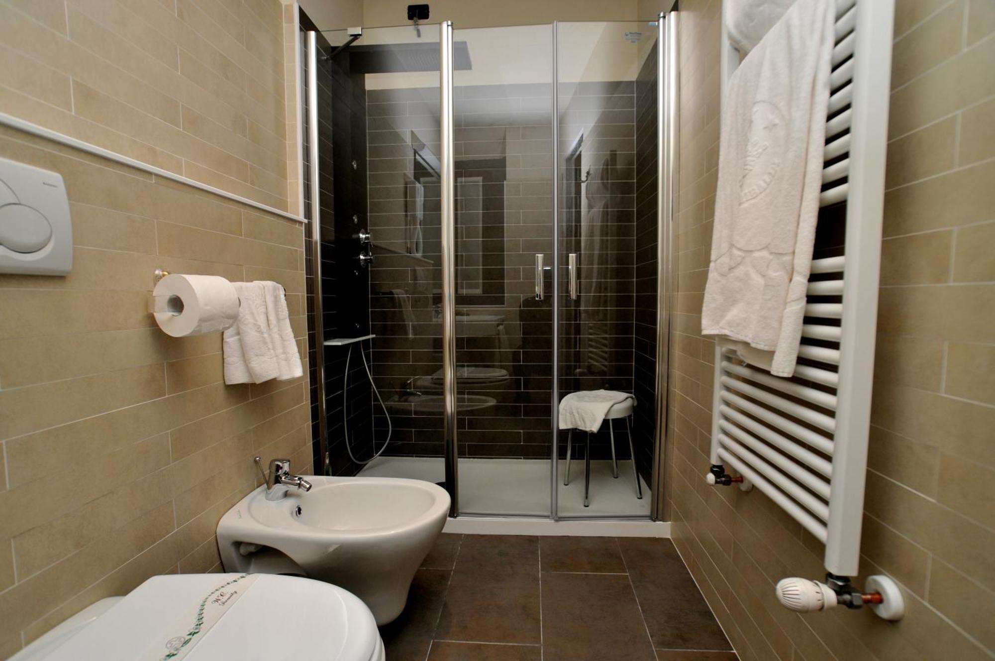 Hotel Garibaldi Верчели Екстериор снимка