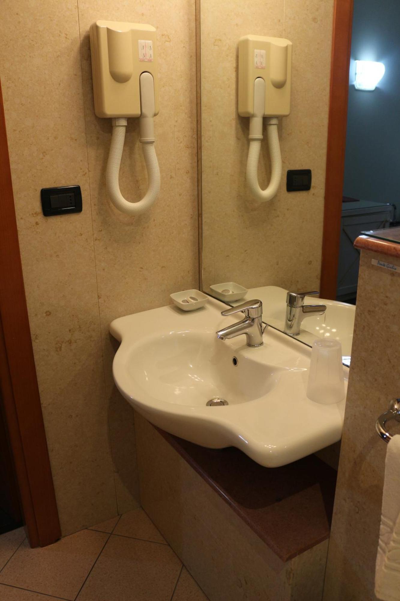 Hotel Garibaldi Верчели Стая снимка