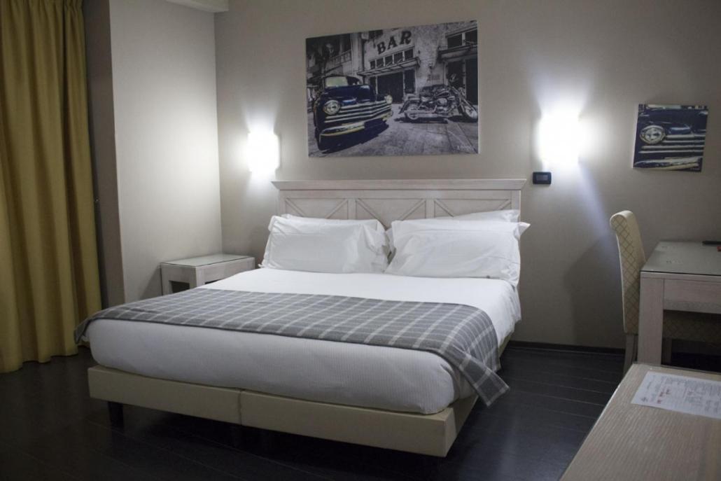 Hotel Garibaldi Верчели Екстериор снимка
