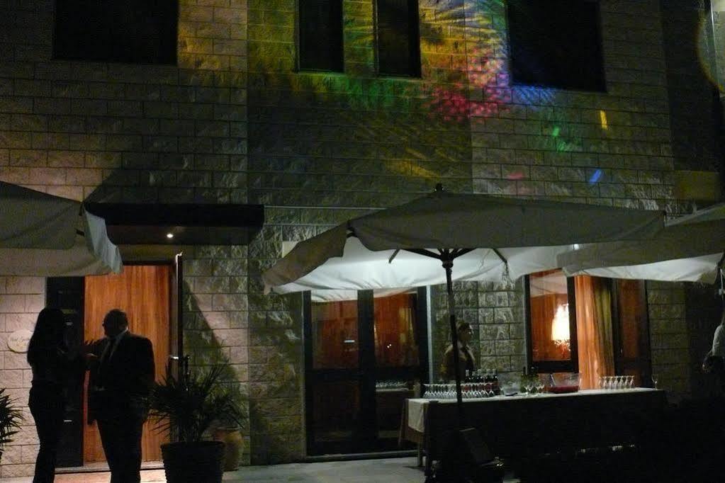 Hotel Garibaldi Верчели Екстериор снимка