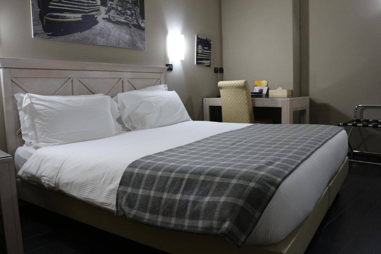 Hotel Garibaldi Верчели Екстериор снимка