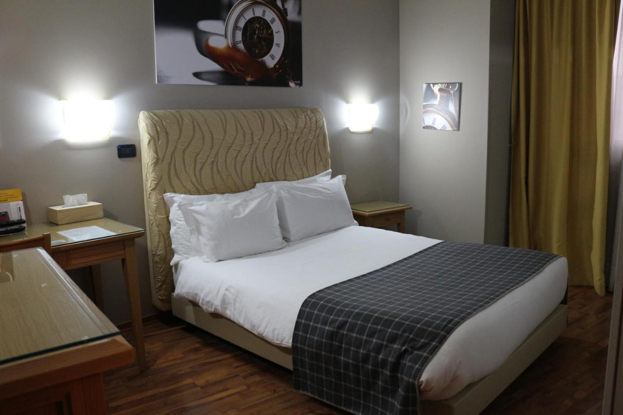 Hotel Garibaldi Верчели Екстериор снимка