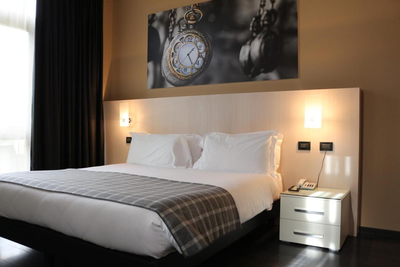 Hotel Garibaldi Верчели Екстериор снимка