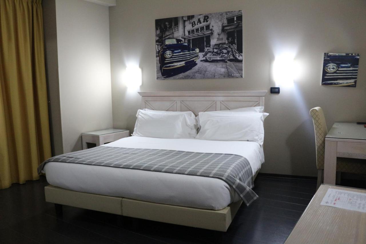 Hotel Garibaldi Верчели Екстериор снимка