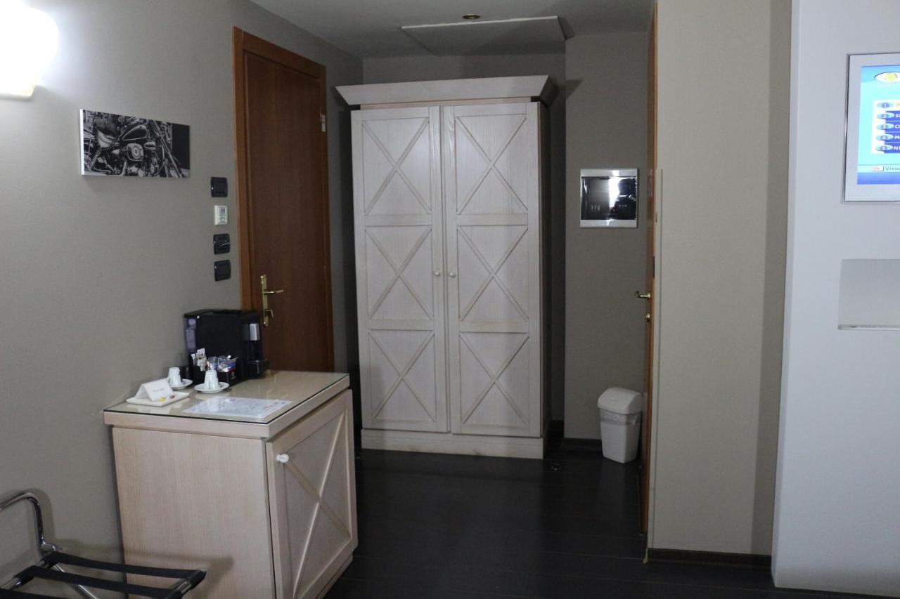 Hotel Garibaldi Верчели Екстериор снимка