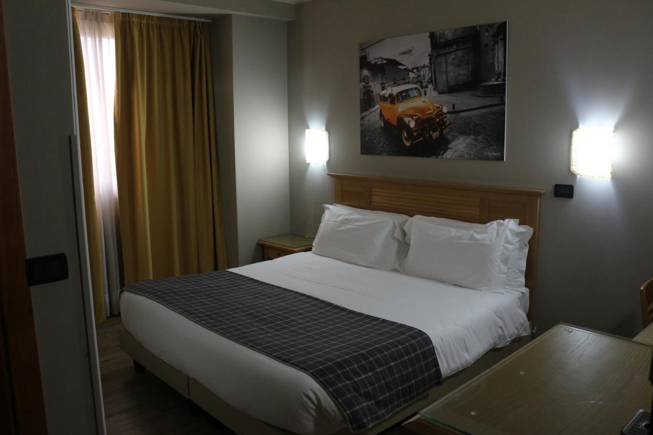 Hotel Garibaldi Верчели Екстериор снимка